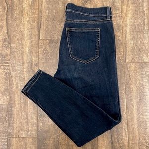 Ann Taylor jeans. Size 8 P. Ankle length. Mid-rise. Medium blue denim.